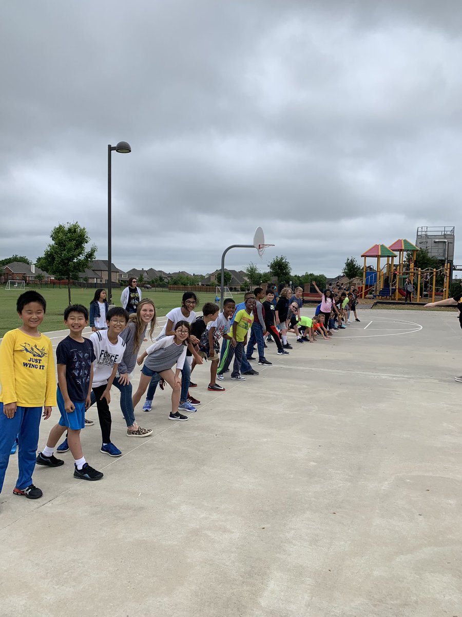 julie_elm4's tweet image. Just a friendly race between friends ❤️ @LindseyElem @munden4thgrade #recessfun