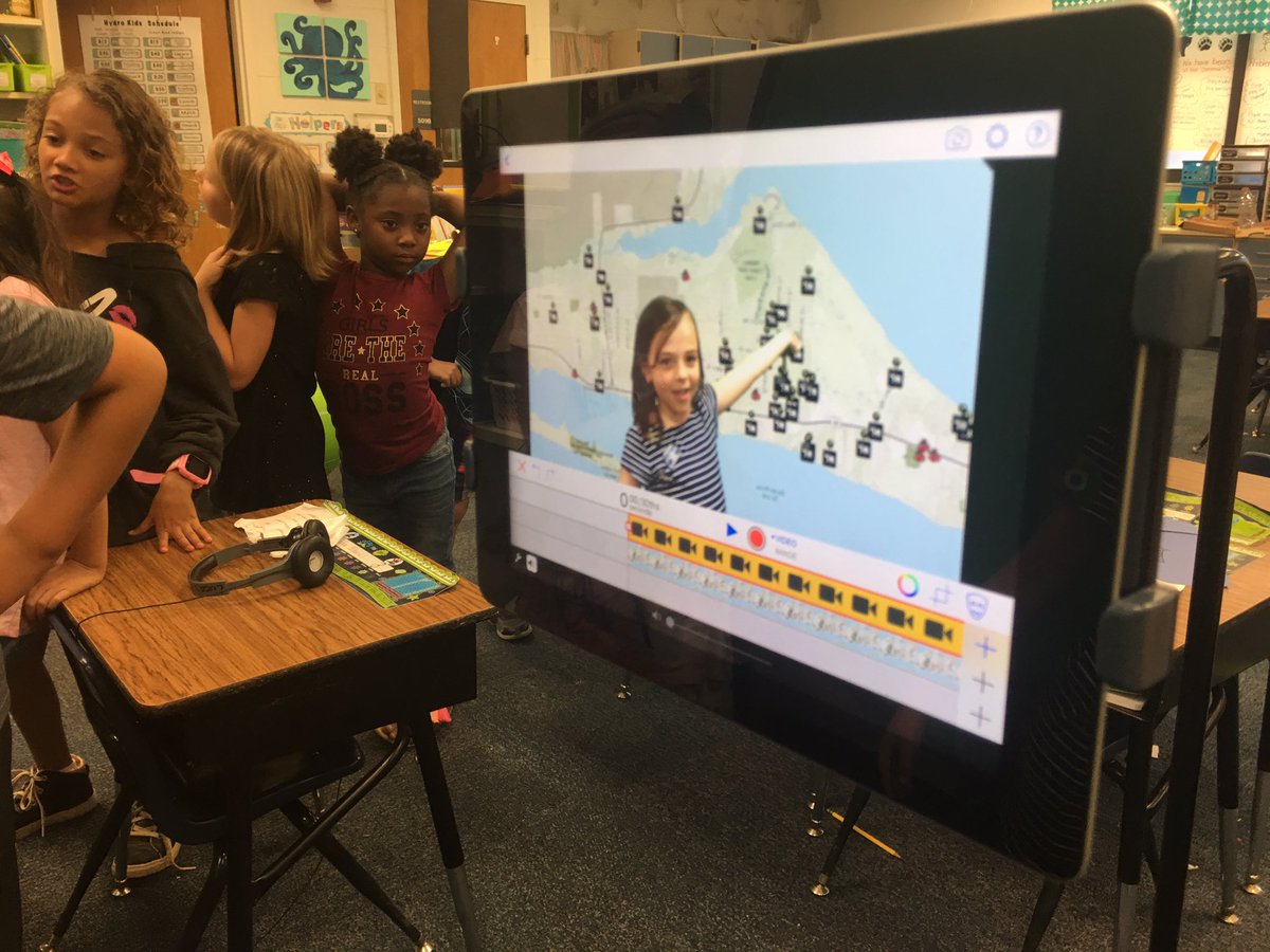 iteachsteamy's tweet photo. Green Screen + GIS Bear Map makes for some fancy news reporting. #bearproject https://t.co/eIvD0J0zM1
