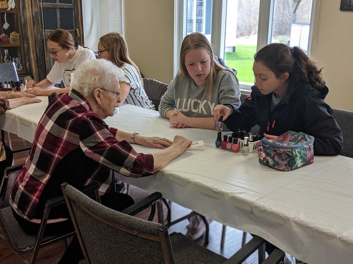 escembrun's tweet photo. Une sortie enrichissante à la résidence Le Pavillon pour gâter les dames avec du beau vernis à ongles en l'occasion de la Fête des mères. #coursdemode #engagement #lespetitsplaisirs #monESCE https://t.co/QRBoCLEVZy