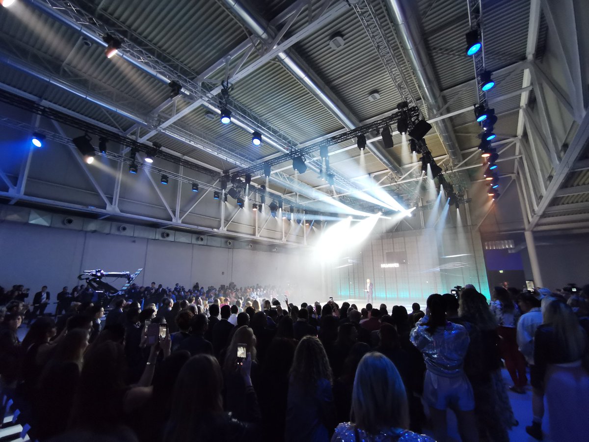 BenCFletcher's tweet image. Stunning catwalk launch of #FashionFlair by #Huawei - an experimental project looking at how AI can be used to inspire fashion designers. Congrats Huawei Italy &amp;amp; #annayang 👏👏