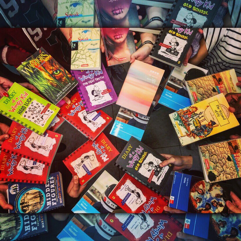 ninatoller's tweet image. Wir probieren mal was Neues: jeder liest ab jetzt in #Englisch individuell, was er und sie will. Ohne Portfolio, ohne Klassenarbeit, ohne #readinglevel, fast ganz oben Vorschriften. 
Ich bin gespannt! 

#readingforpleasure #Twitterlehrerzimmer