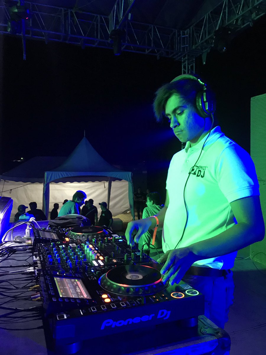 eduardoreach1's tweet photo. Warmup improvisado en Pool Party Night 6 de @Los40 en Zamora Michoacán 
#TechHouse #Dj #ProfessionalDj #Warmup #Stage #Concert #PioneerDj #AudioRental #DjBooth https://t.co/jjEc5jwybl