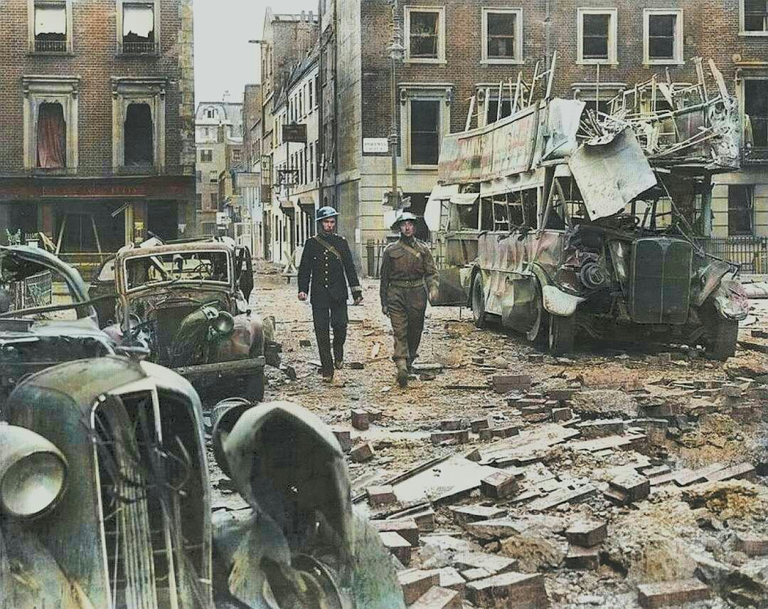 Лондон после. Бомбежка Лондона в 1940. Лондон после бомбежки 1940. Бомбежка Лондона вторая мировая. Бомбардировка Лондона 1940 блиц.