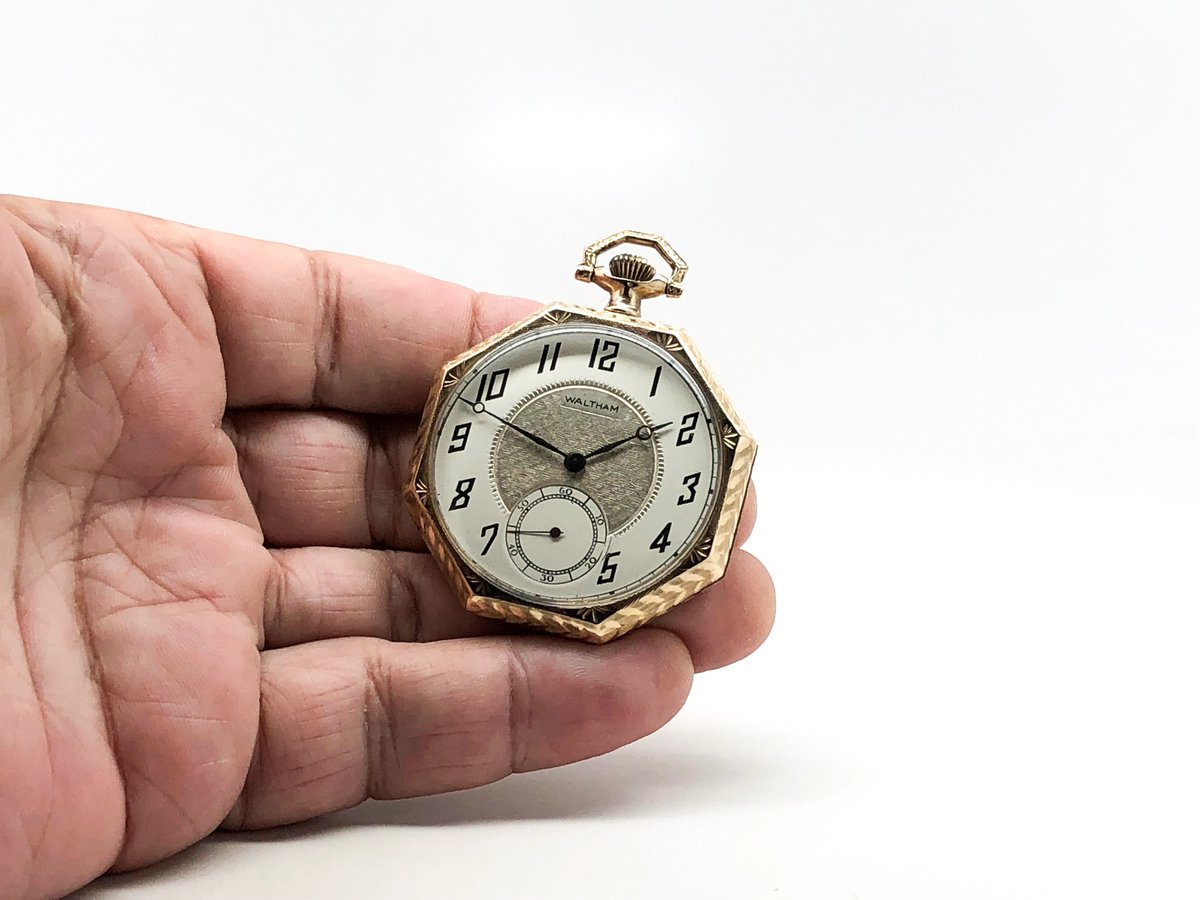 PocketWatchGuy's tweet photo. https://t.co/HdJyhMJmeM This fine Waltham is housed in this ornate 14K Solid Gold National Watch Case Company Case measuring 1 ¾ inches in diameter. #pocketwatch #antiquewatch #menstyle https://t.co/RmL0Kixfwb