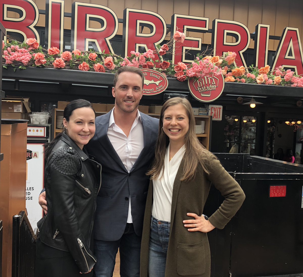 CaseyShevinJD's tweet photo. Two New Yorkers 🍎🍏
and a Floridian 🌴
go to Eataly 🇮🇹🗽
(... and order salads 😭 #regrets) 
great to meet you in person @befayr! https://t.co/2CDaIMw9dL