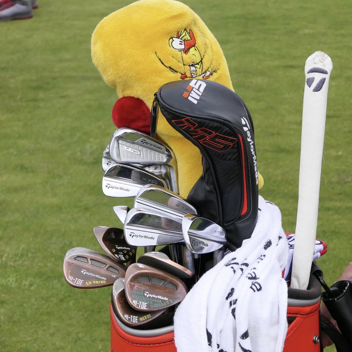 golfnation_'s tweet image. Take a closer look at the @TaylorMadeTour equipment in the bag of @lhgolf5 👌🔥🔥🔥 Looks like @SamDay44 been busy! 👀 #LHGrind #Sauce 🤜🤛 #LucasHerbert #TaylorMadeGolf #BritishMasters