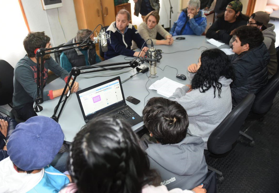 LinaresCarlosCR's tweet photo. También con @ClauSBard y Alejandra Tolosa respondimos, en @RadioNamunkura las preguntas de los chicos de la escuela 1737 de la fundación.

¡Muchas gracias a todos por recibirnos y acompañarnos!

#ChubutNosUne https://t.co/q9iAHyXj8U