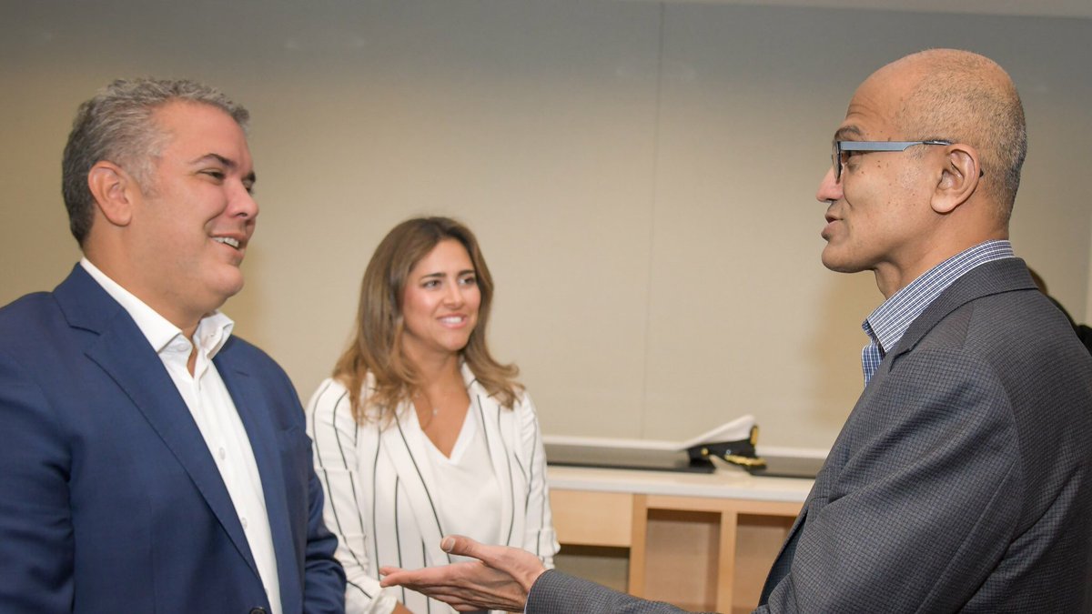 IvanDuque's tweet photo. #Seattle Nos reunimos con @satyanadella, CEO de @Microsoft, con quien dialogamos sobre oportunidades de cooperación con #Colombia en materia de educación para el programa #Sacúdete, que lidera la oficina de la Primera Dama de la Nación. #ColombiaSeTransforma #ColombiaNoPara https://t.co/rpvIj2EGw8
