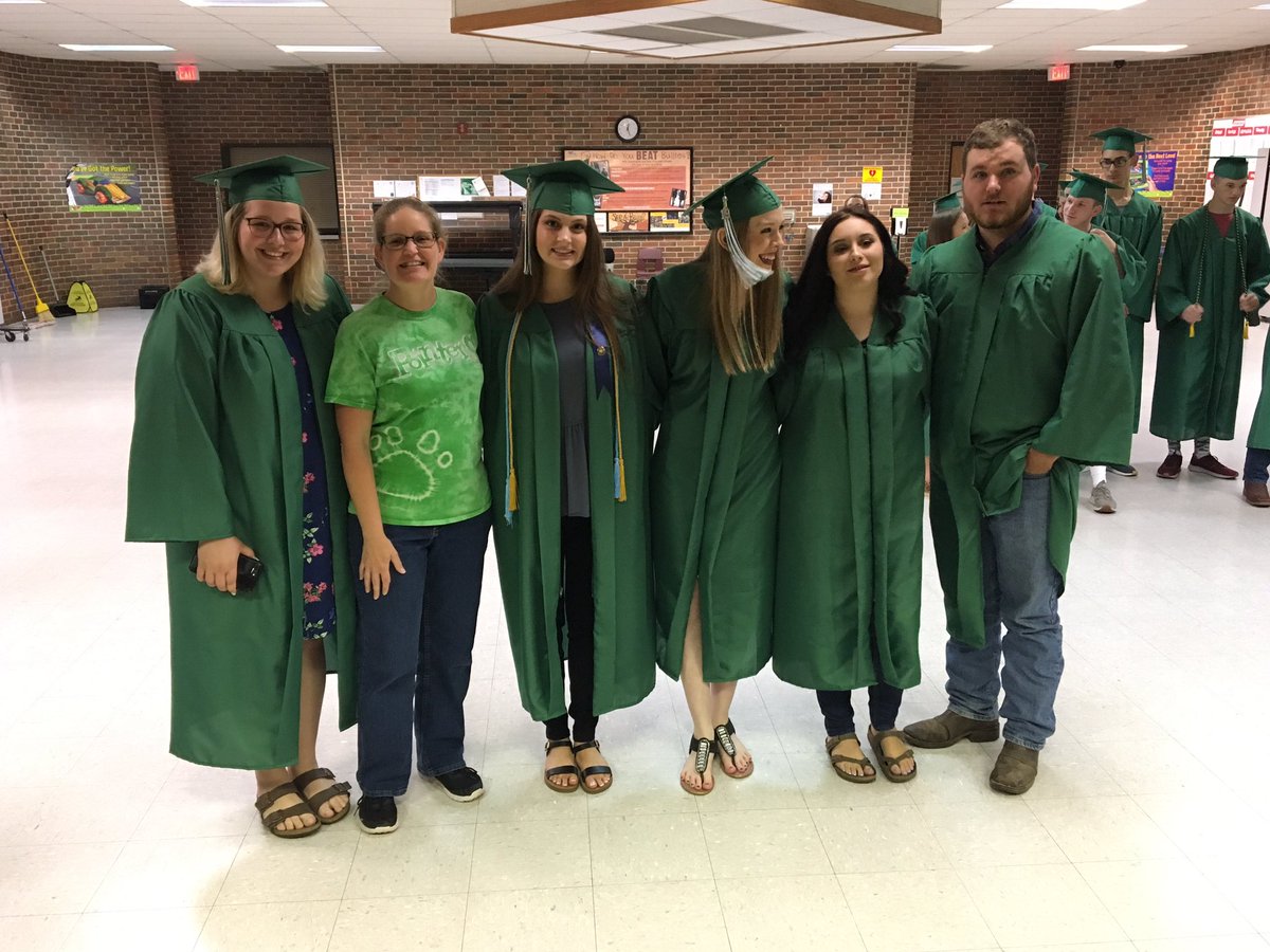 BrownLandi's tweet photo. Seniors with their kindergarten teachers @renaelementary #RenaRockets #VanBurenPointers https://t.co/BFB4WS30gC