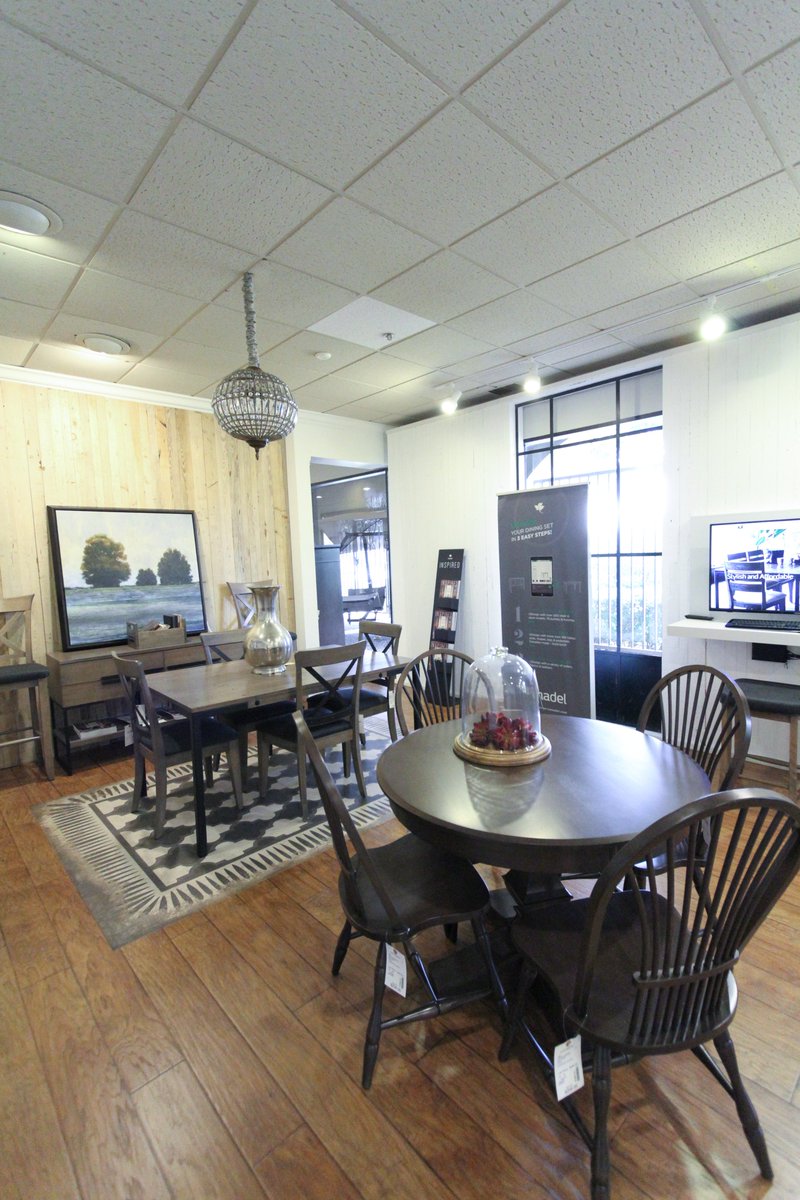ReflectCustom's tweet photo. New room tour her at Reflections! If you need new tables or dining sets this is where you want to be ✨ https://t.co/r6nl9i8TTo