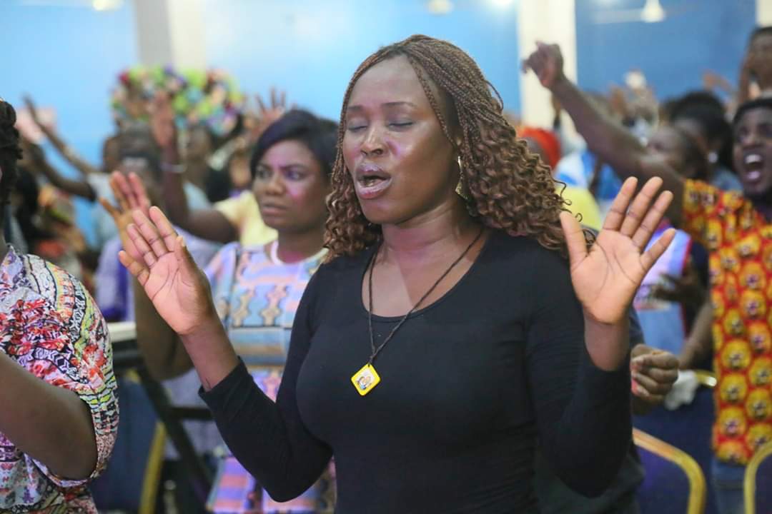 ofmhamburg's tweet photo. Praise &amp; worship with minister marvel joks.

#FromAuchiToTheWorld
#OfmCityOfPowerAbuja
#JesusIsInTown
#OpenHeaven2019
#CelebrationTV
#WithApostleJohnsonSuleman
#DrLizzyJohnsonSuleman
#RevKingsleyAigbe
#PastorMrsJoyAigbe
#Day2Evening
#9thMay2019. https://t.co/hr4LxW1hrx