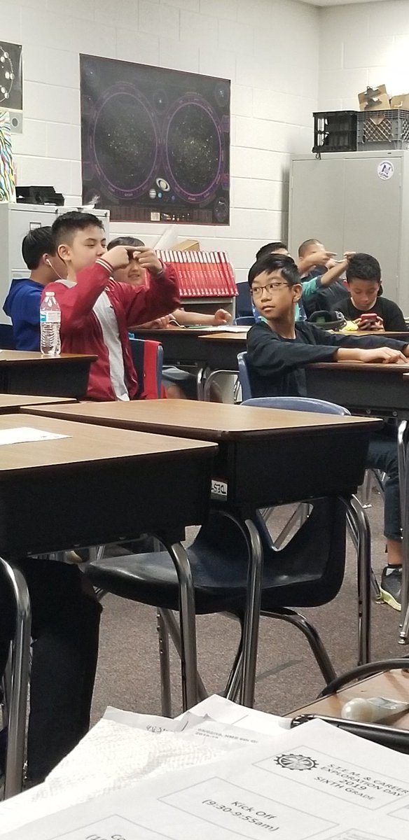 WallaceMathLife's tweet photo. Thankful for our amazing volunteers! The kids learned so much! #stem #oneridge @Northbrook_MS https://t.co/HP8DidmSwL