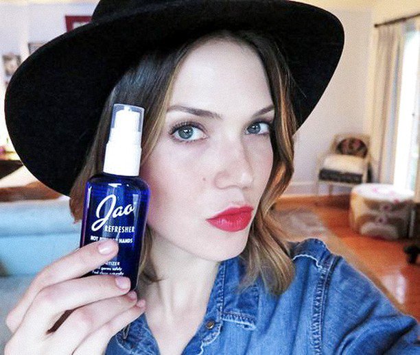 #TBT to when @mandymooremm spoke about #JaoRefresher in <a href="/byrdiebeauty/">Byrdie</a> 's celebrity beauty column. Mandy loves the product for: “…(the) useful spray nozzle packaging and crisp lavender scent (that) always leaves my hands feeling clean and pleasantly s… bit.ly/2LHDkWC