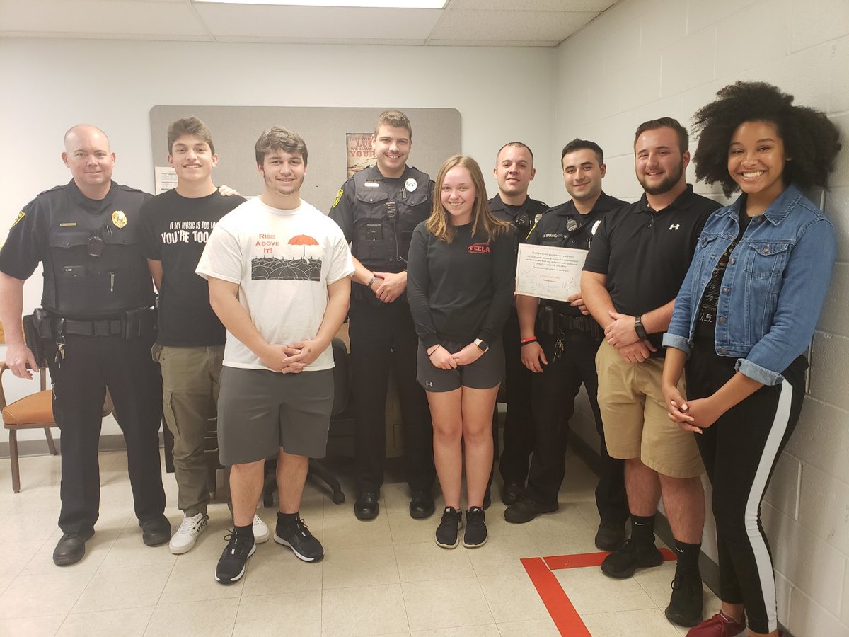 HowlandHS's tweet photo. Feeding our First Responders. Student Senate thanked Howland’s First Responders for all they do for our schools and the community. #loveourfirstresponders #AllOne  #HHSStudentSenate https://t.co/iq20hXRubu