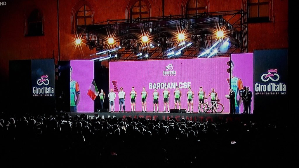 La <a href="/Bardiani_CSF/">VF Group Bardiani-CSF Faizanè</a> sul palco del <a href="/giroditalia/">Giro d'Italia</a>  🇮🇹 Grazie dell'accoglienza #Bologna ❤️