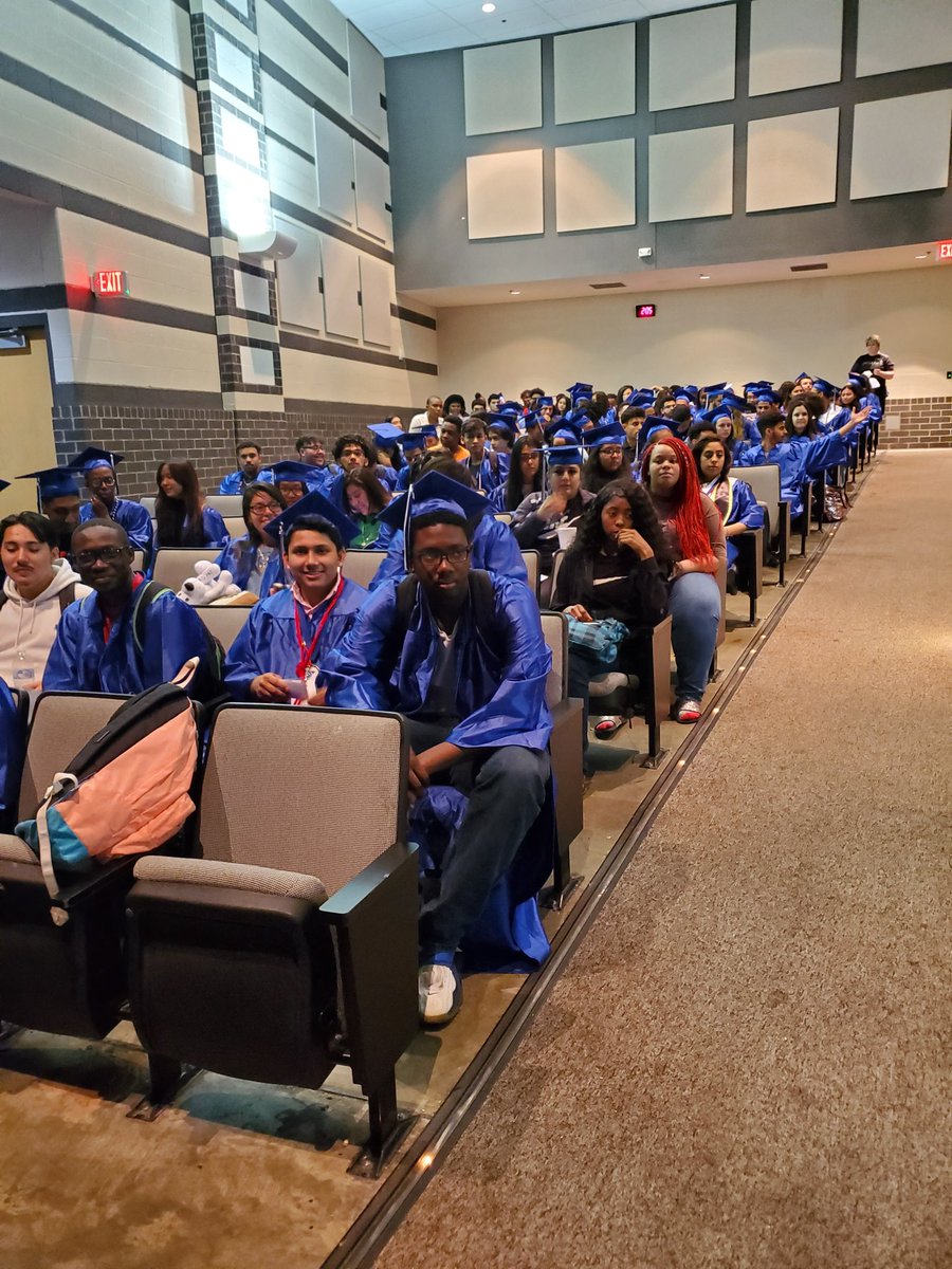 WeAreAntiochHS's tweet photo. It's all happening! Antioch High School Class of 2019 Senior Walk! #transformantioch #bearfamily https://t.co/rauSiWuWGx