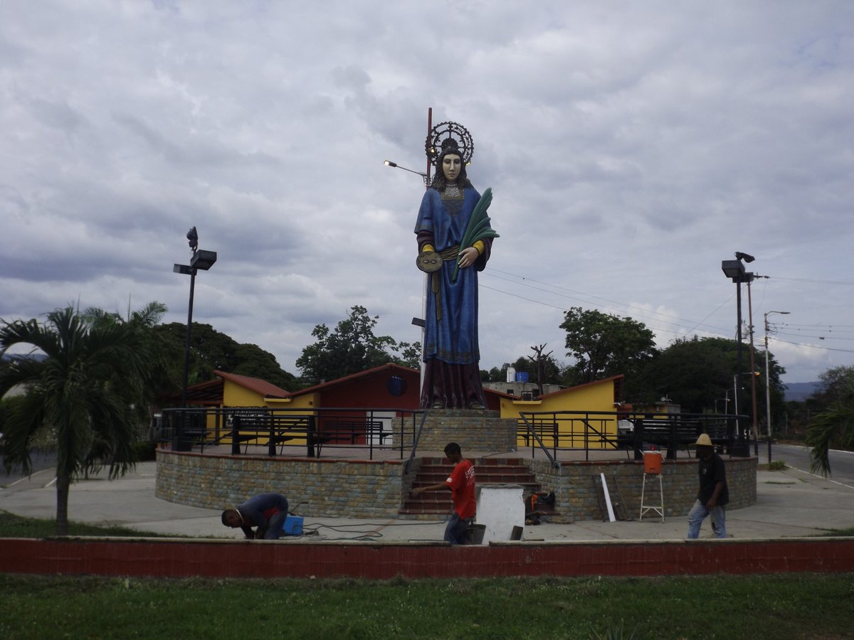CDC_SanBenito's tweet photo. SANTA LUCIA... Atenas cultural de Miranda!!!! Se inician las labores para el ornamento de la entrada de nuestro pueblo... Pronto!!!!!!! https://t.co/WyFihuBUmg
