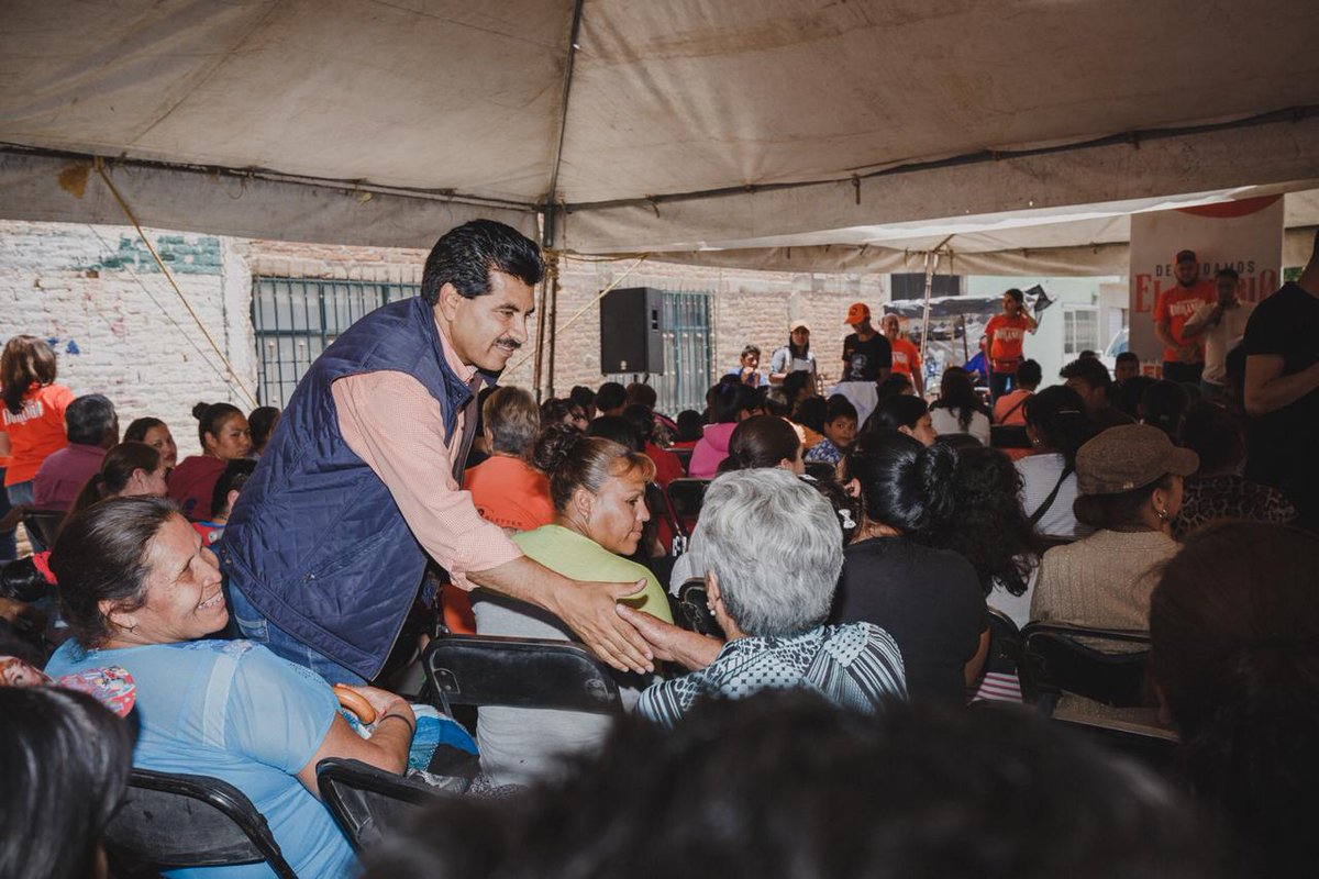 DrRamonEnriquez's tweet photo. Las mamás duranguenses defienden cada día nuestro municipio con su entrega y su amor; me reuní con algunas de ellas y me da gusto saber que cuento con ellas para trabajar por #Durango. #DefendamosDurango https://t.co/idPybdPG3W