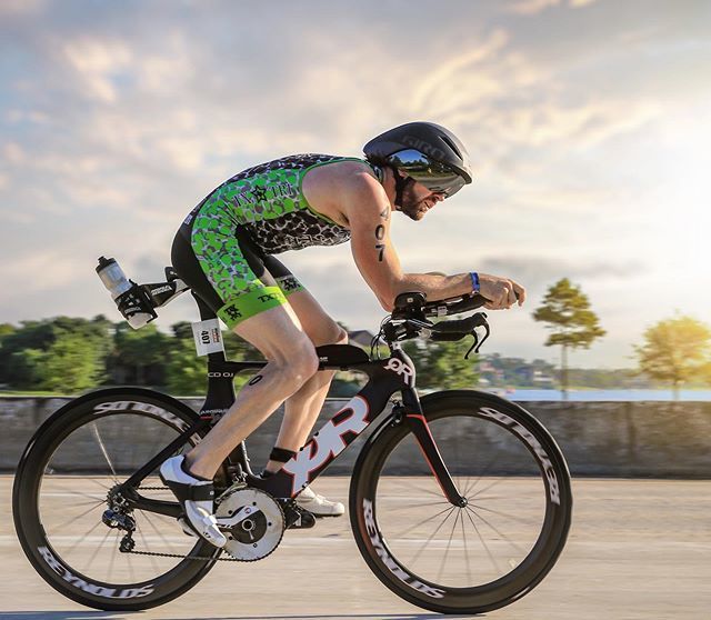 scottflathouse's tweet photo. @fletch_tris_life makes his run for the #partyonthehardy at #imtx2019 🚴🏻‍♂️💨
————————————————————
https://t.co/KdgOFFCBPj
————————————————————-
#cycling #txtri #triathlon #ironmantriathlon #ironmantriathlete #swimbikerun #ironmantexas2019 #tritats @trita… https://t.co/kv4oGsga5F https://t.co/6I1Yh2Vgey
