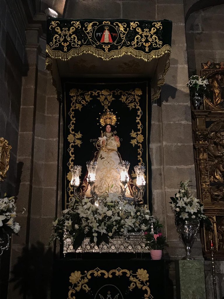 La Virgen de las Vacas en el séptimo día de la Novena en su honor, con el manto color berenjena. <a href="/VirgenVacas/">Virgen de las Vacas</a>