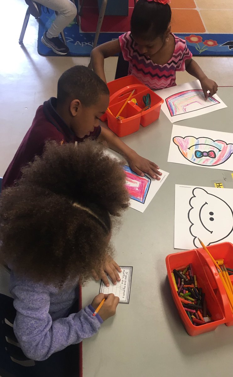 MsHaker_IAA's tweet photo. Hard at word designing cards for Mother’s Day! “If you give a mom a muffin she will.....” We are so happy to create a card to thank our moms for all the wonderful things they do for us! #MLKdreamteam #kindercanwrite @ElemScsd https://t.co/ymOdpyVA4D