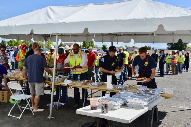 HansenRice's tweet photo. Appreciation BBQ lunch to recognize, congratulate and thank those responsible for the Capitol Distributing project's success. THANK YOU to the project team for their hard work and dedication. #hansenrice #capitoldistributing #hardworkpaysoff #ontimeonbudget https://t.co/Ad9jXogLgs