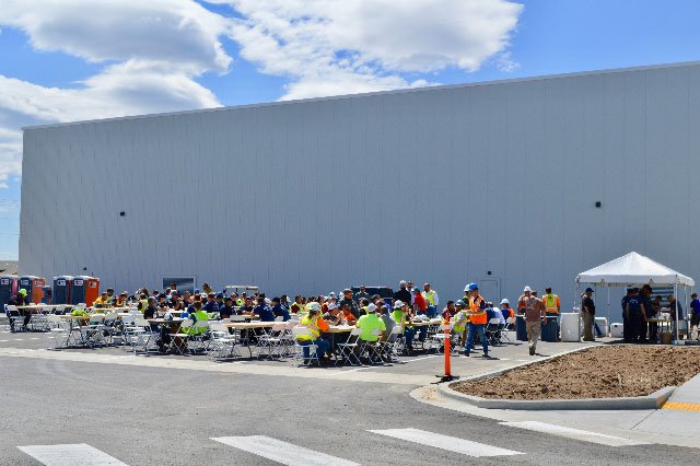 HansenRice's tweet photo. Appreciation BBQ lunch to recognize, congratulate and thank those responsible for the Capitol Distributing project's success. THANK YOU to the project team for their hard work and dedication. #hansenrice #capitoldistributing #hardworkpaysoff #ontimeonbudget https://t.co/Ad9jXogLgs