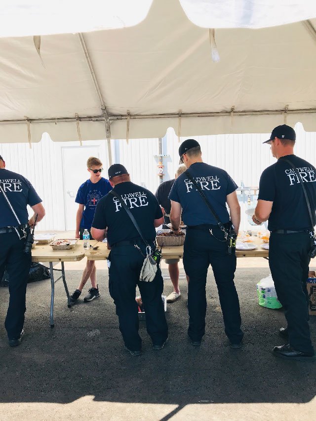 HansenRice's tweet photo. Appreciation BBQ lunch to recognize, congratulate and thank those responsible for the Capitol Distributing project's success. THANK YOU to the project team for their hard work and dedication. #hansenrice #capitoldistributing #hardworkpaysoff #ontimeonbudget https://t.co/Ad9jXogLgs