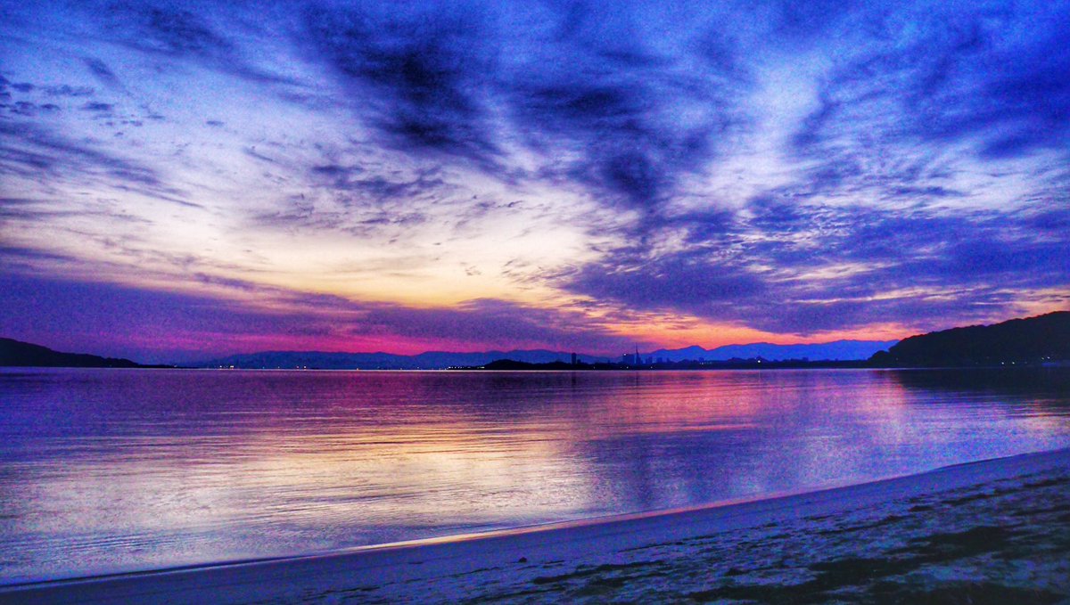 2019/05/10  5:05 #イマソラ
薄明(dawn)の時間をやや過ぎた博多湾です。ベタ凪で湖面のようです。
気温14℃、湿度80%、気圧1012hPaです。
morning now at Hakata bay in Kyushu island,  #Japan