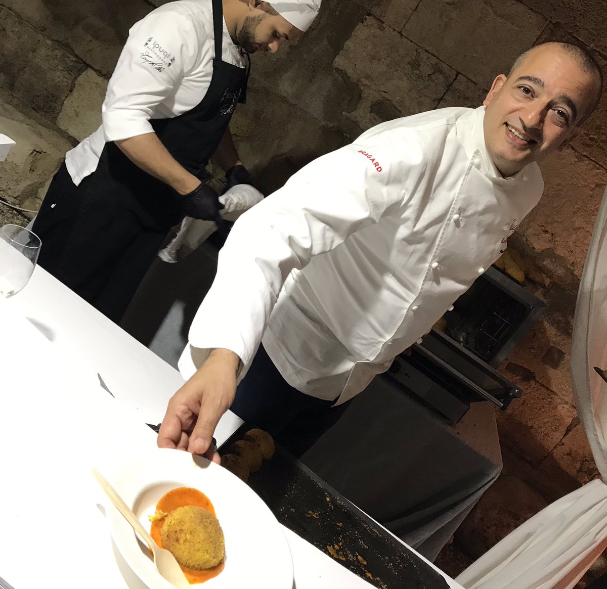 WineNewsIt's tweet photo. Facce da chef in cena @assovini e @LeSostediUlisse firmata da migliori #Sicilia, 8 #StelleMichelin: #DonSerafino #Ragusa; #Signum #Salina; #Accursio #Modica; #LaMadia #Licata; #DonCamillo #Siracusa; #IPupi #Bagheria; #ShalaiResort #Linguaglossa): #vino e #cibo anime #territorio https://t.co/bBQuyMs4OK