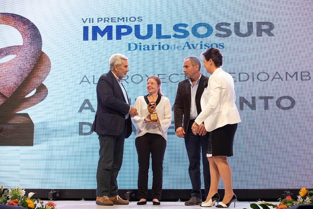 gfhoteles's tweet photo. Victoria López, presidenta de @GFedola, entrega el Premio #ImpulsoSur al proyecto medioambiental, un galardón que recibió el Ayuntamiento de @adeje y que va en consonancia con el compromiso de #sostenibilidad de #GFHoteles. ¡Felicidades a todos los premiados! https://t.co/Pc34Wt3VsW