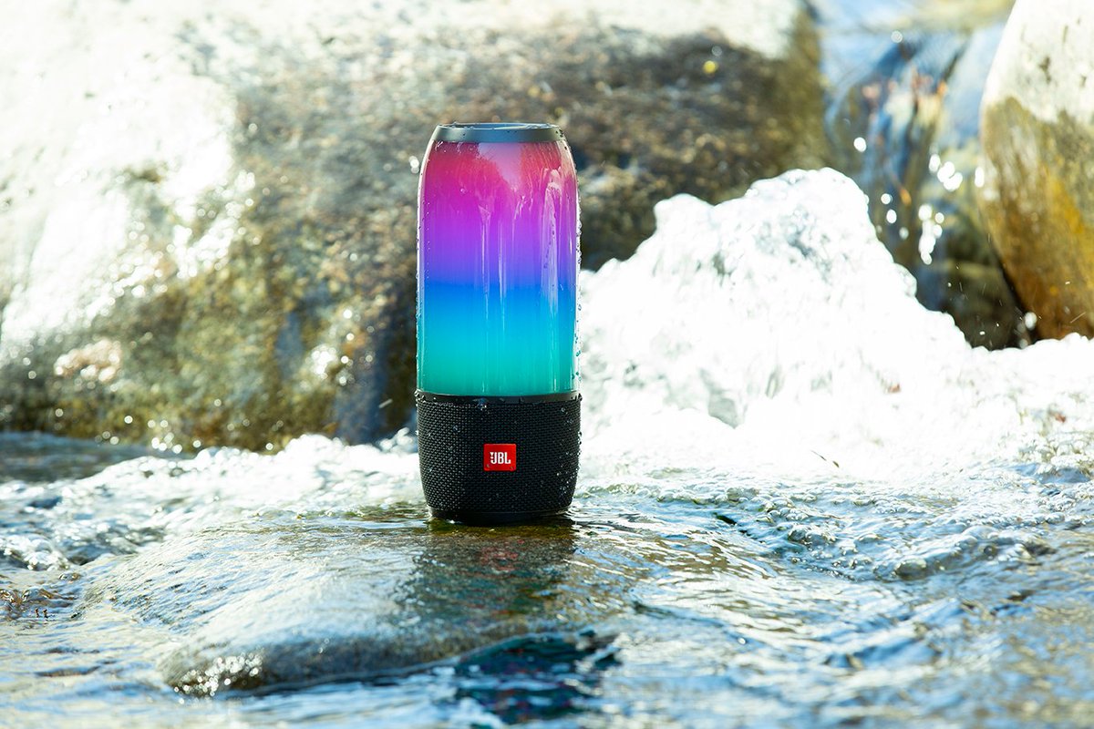 JBL_JAPAN's tweet photo. 鮮やかなイルミネーションの「JBL Pulse3」✨ ✨ ✨
音楽を耳と目で楽しめる #Bluetoothスピーカー🔊
防水&12時間再生だから、場所を選ばず、輝くLEDで音楽を楽しもう❗️
🎶 #JBL は、日本でも世界でも #ワイヤレススピーカー シェアNo.1🎶
#Pulse3 #JBLPulse3 #イルミネーション #スピーカー https://t.co/TkecWYWX4r