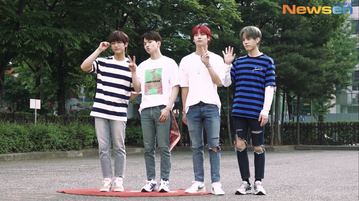 NFloset's tweet photo. 190510 뮤출

김재현 티셔츠 - 플랙

#PLAC #플랙진 #19ss #여름준비 #캐주얼 #엔플라잉 #재현 #엔플의상 #남돌패션 #남돌사복 #엔플민수단 #엔플손민수 #엔민수 #봄이부시게 #놔 #NFlying #둥둥톡톡 https://t.co/Bs2wkCHdpG