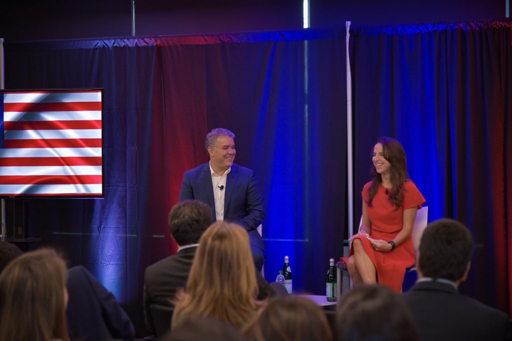infopresidencia's tweet photo. Juliana Tarpey, ejecutiva colombiana de @amazon, fue la moderadora del conversatorio con el Presidente @IvanDuque, realizado hoy en la sede principal de la compañía, situada en la ciudad de Seattle. #ColombiaSeTransforma https://t.co/KGuKbN6f9a
