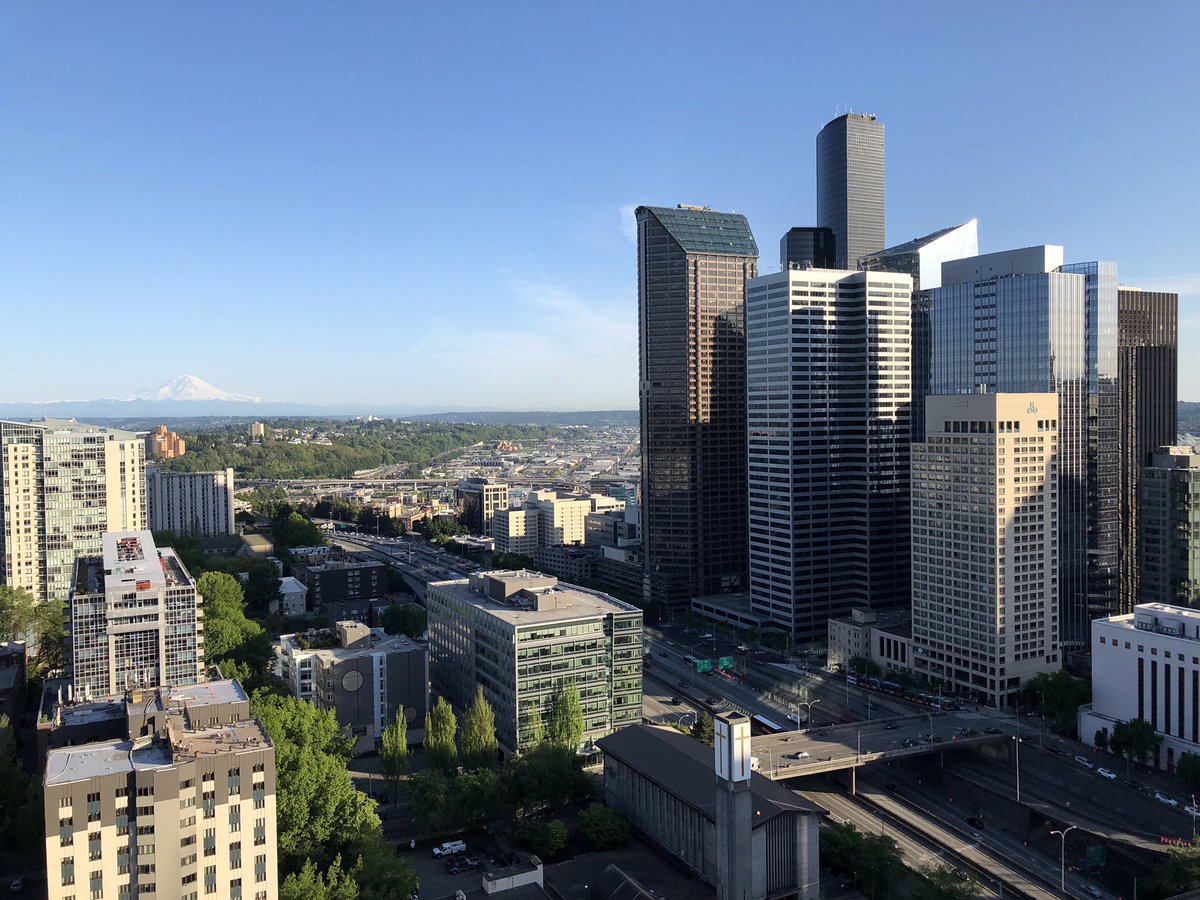 srobertsontv's tweet photo. Suns out. #MtRainier in the distance ππΌ #king5spring #pnw https://t.co/UxdsnYyMiN