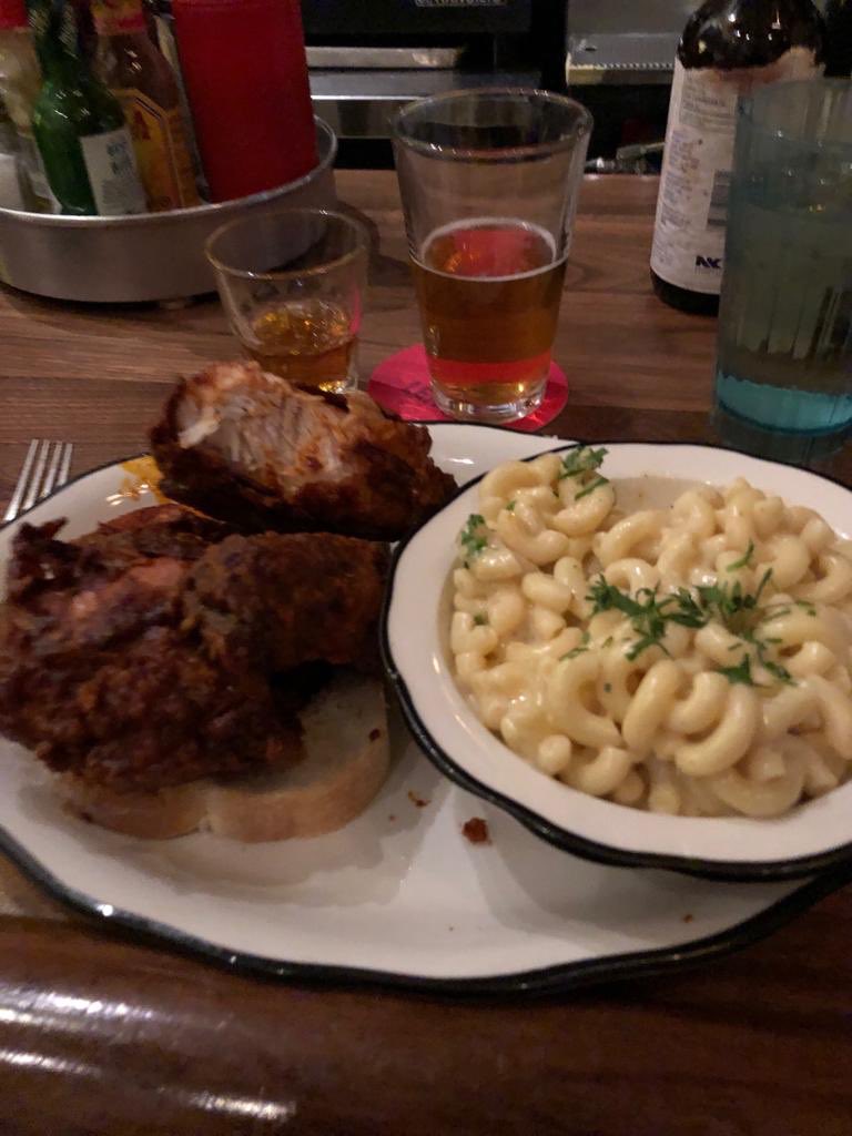 sffooddood's tweet photo. Just some Nashville chicken and Mac and cheese @hotsuppamaine so authentic with the white bread. So good!! #fooddoodapproved https://t.co/Lupeyt9akz