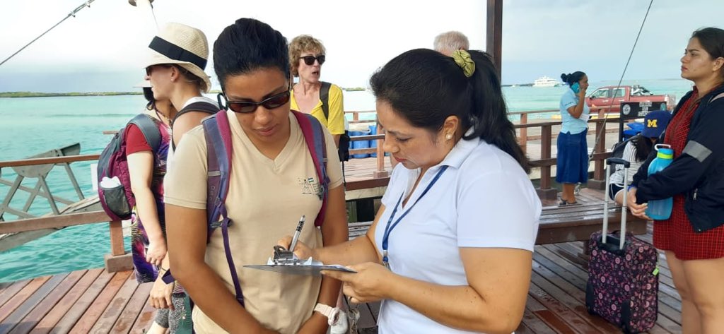 ANDREMARIAR's tweet photo. Continuamos con los operativos de control en guianza turística, esta vez en #Isabela y #SanCristóbal para verificar que los grupos de turistas cuenten con el servicio de guías especializados de #Galápagos y los tour líder con el respectivo salvoconducto #DestinoDeCalidad https://t.co/Ox1d61s2ng