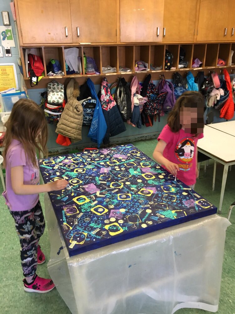 MRichaudaud's tweet photo. Collaborative art canvas painting for the 2019 Spring Fair art auction. Students did an amazing job !! They applied the paint to the canvas with only loose parts & recycled materials. Thanks to my teaching partner for this amazing idea! #art #springfair2019 @JackmanPS1 https://t.co/pzlizqNovZ