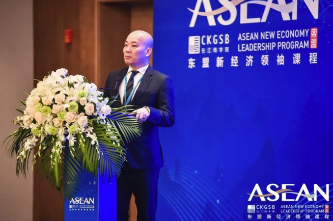 ExportVietrade's tweet photo. Speeking at the ASEAN Economy Leadership Program in Nanning, Guangxi, China, #Vietrade Director General Vu Ba Phu said: "Participants have gained new knowledge and brainstormed new ideas to propose solutions for new issues arising from new trends of global economic development". https://t.co/JLDY6y1PTI