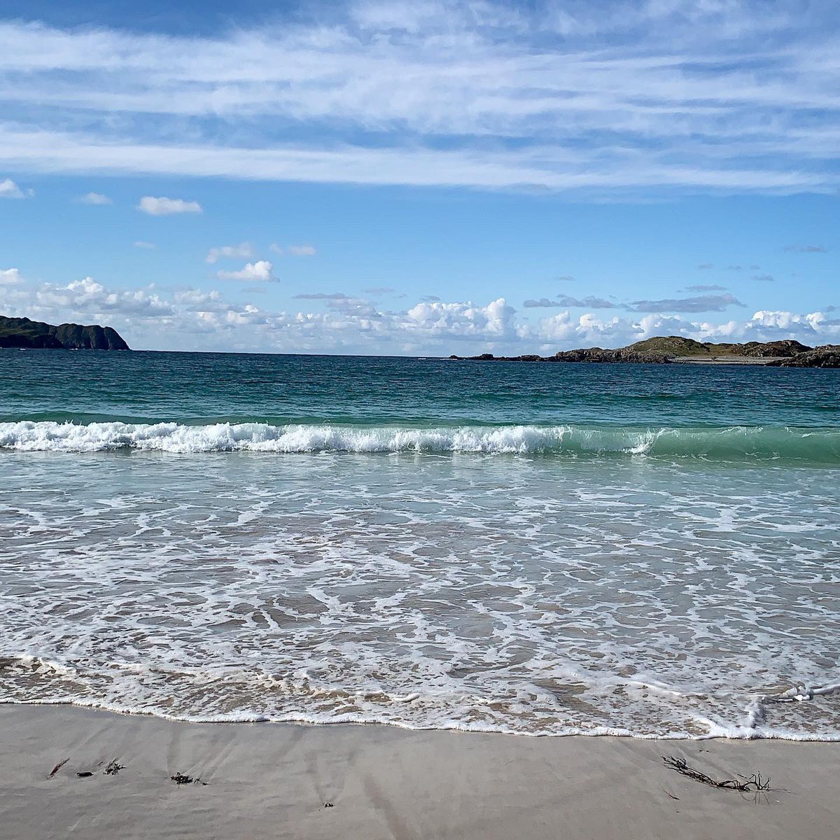 Mich___MB's tweet photo. Drive down a single track road on Great Bernera and this is what you see at the end! Loving the beauty of the Outer Hebrides! @VisitScotland @OuterHebs #greatbernera #bostabeach #westernisles #scotlandisnow https://t.co/29NqGmB4rD