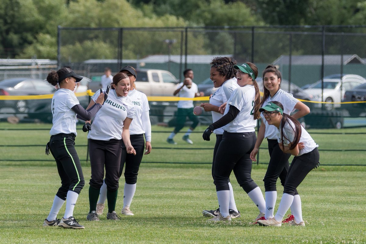 #SPSV Softball Gets the Win Last Night! Wishing all of our seniors the best of luck in the future #springsports #proudparents 

#itsagreattimetobeabruin SPSV Athletics Fans