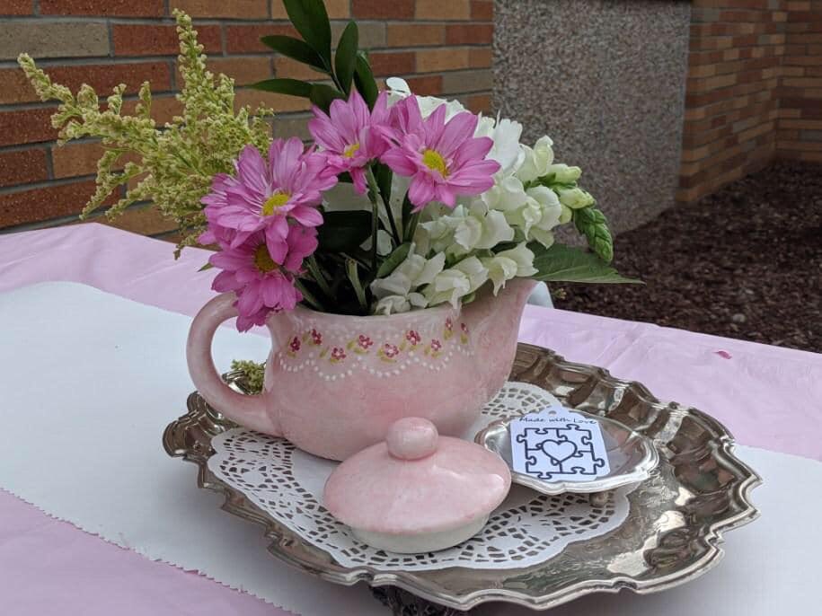 MeghanGildea27's tweet photo. 👏🏻👏🏻 to my staff for organizing this event. “Tea party with my favorite lady.” @ouboces #lovemyjob #LeadFromWithin  #teacherlife #ThankATeacher https://t.co/kqFiG8Qjb9
