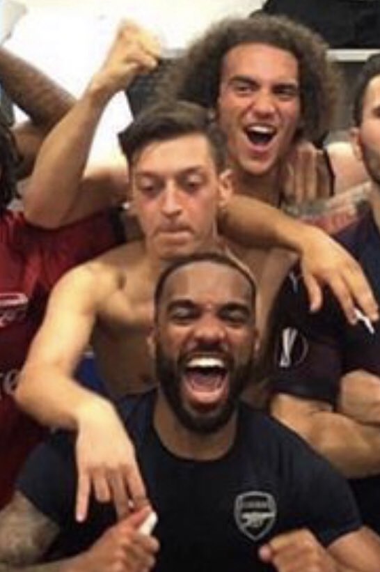 whats_mata's tweet photo. When you get a group photo but you had 6 keys 10 minutes ago 🤪🤯 @MesutOzil1088 #ArsvsVal #arsenal https://t.co/0dhWgB3zde
