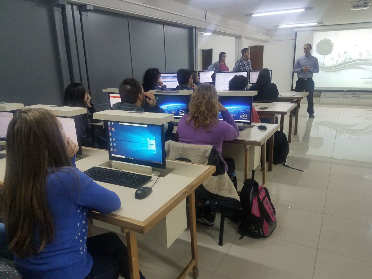 CordobaCluster's tweet photo. 👩💻👨💻 De visita en el curso #Plan111mil en General Deheza apoyado por @AGDagro y coordinado por @ClusterCba. Martin Grgich, de @Dicsys_SA comparte experiencias de trabajo en #SectorTic. https://t.co/NGiGFgH9rM
