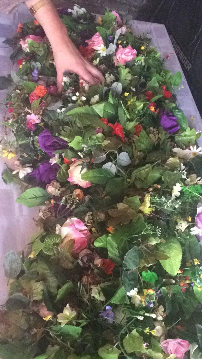 zaramcdaidart's tweet photo. So much fun 🌼🌸🌻🌺 #henpartyideas @HullabalooROI  #Limerick #floralcrown #diy https://t.co/gKfmXziwqg