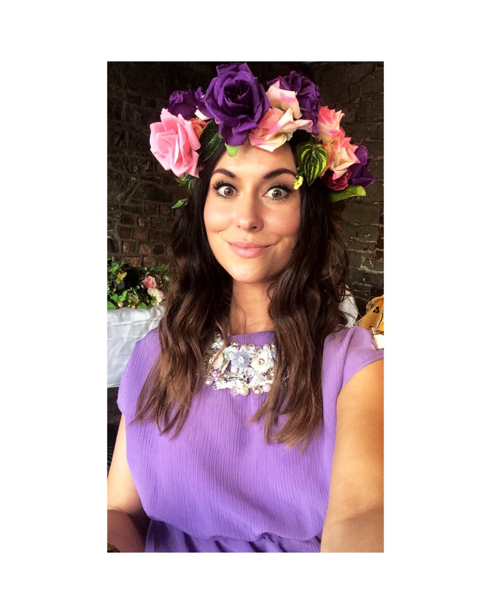 zaramcdaidart's tweet photo. So much fun 🌼🌸🌻🌺 #henpartyideas @HullabalooROI  #Limerick #floralcrown #diy https://t.co/gKfmXziwqg