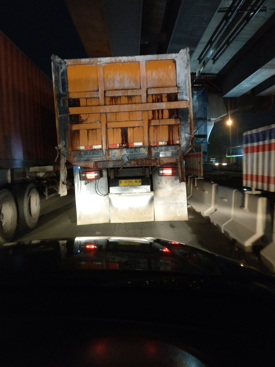 Yang buat Toll Cikampek macet bukan hanya pembangunan tp ketidak disiplinan pengemudi truk dilajur kanan.<a href="/TMCPoldaMetro/">TMC Polda Metro Jaya</a> <a href="/korlantaspolri_/">Patroli Lantas kota</a>