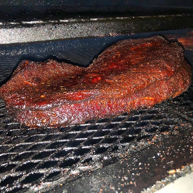 That is a sexy looking brisket right there. The <a href="/elreysmokers/">Robby Pettigrew</a> is a brisket cooking machine, I tell ya. That color is spot on. Post oak and pecan rolling on this one. bit.ly/2DYlc4d