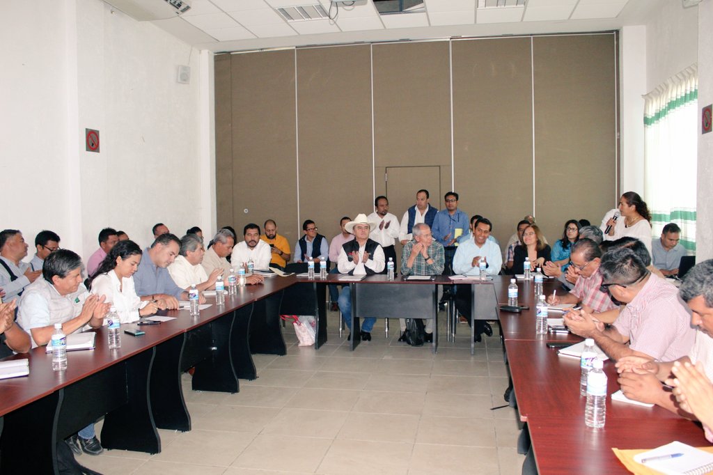 RigobertoGomez_'s tweet photo. En sesión de Comité de Desarrollo Rural, acompañados del Dr. Salvador Fernández, Subsrio de Desarrollo Rural de @SADER_MEX se detalló la metodología de ejecución de 28 proys de desarrollo territorial (PRODETER) en #Oaxaca con inversión de 258.5 mdp, con @Sedapa_GobOax @vmva1950 https://t.co/fC4isPvO5f