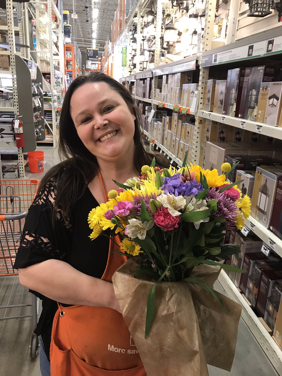 HaynieRonald's tweet photo. Stef with a flower thank you from one of her customers as a thank you! Top Notch to a great designer! @sours25 @wendyrr7 #lookatthatsmile #bestbroad https://t.co/nLpCcEjZbr